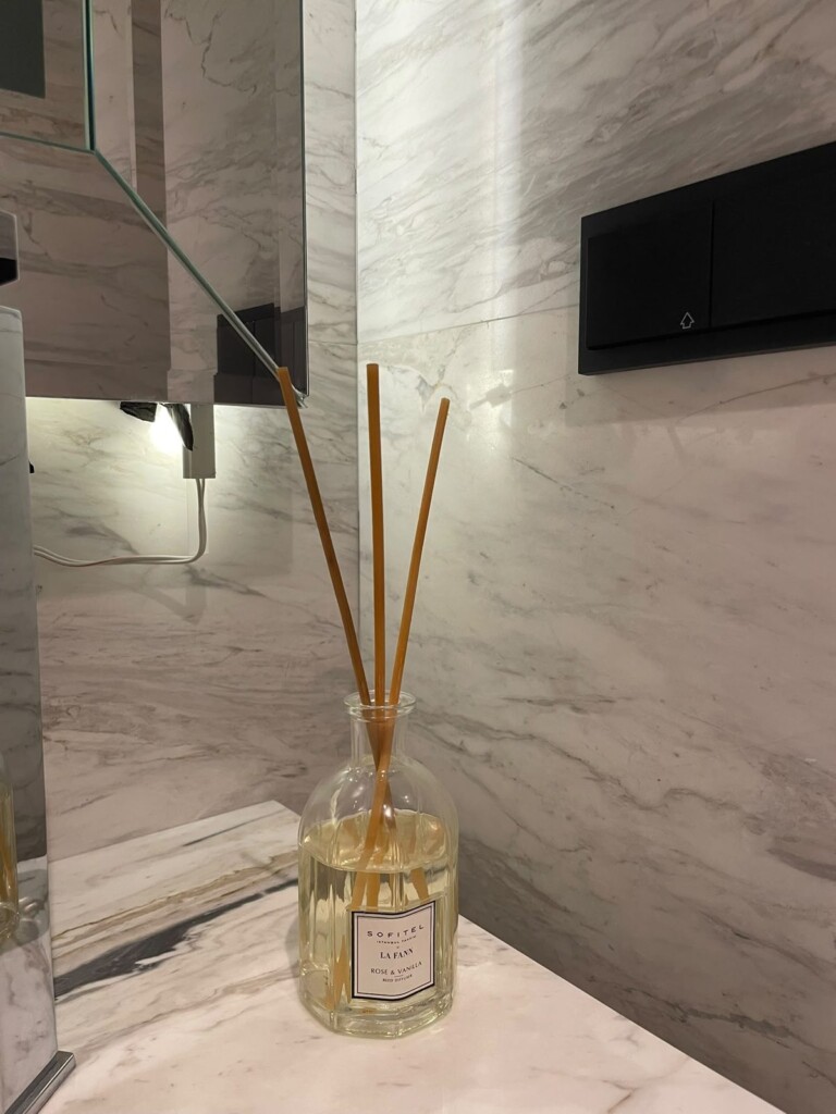 Sofitel İstanbul Taksim banyosunda LA FANN çubuklu oda kokusu